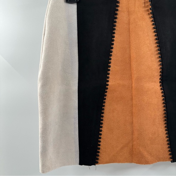 Mod On The Trend Faux Suede Colorblock Mini Skirt – Size Medium - Picture 5 of 5